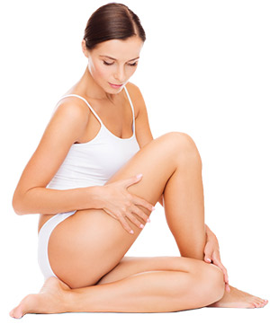 donna che si spoglia in piedi con la gamba su uno sfondo bianco