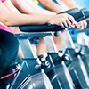 immagine di bici e gruppo di persone che fanno spinning in palestra