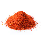Polvere di peperoncino rossa evidenziata su uno sfondo bianco Polvere di peperoncino rossa evidenziata su uno sfondo bianco