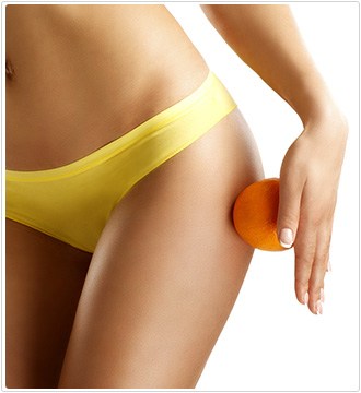 corpo femminile con arancia combattere le gambe a buccia d'arancia