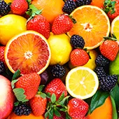 frutta fresca come arance limoni kiwi mirtilli e fragole