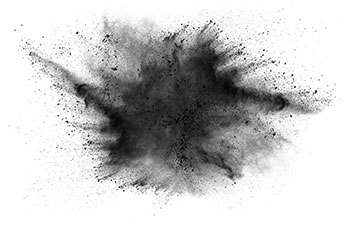 Punto nero realizzato con polvere di carbone attivo su uno sfondo bianco Punto nero realizzato con polvere di carbone attivo su uno sfondo bianco