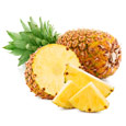 Due ananas marroni. Tagliamo a metà in modo da poter vedere il frutto giallo Due ananas marroni. Tagliamo a metà in modo da poter vedere il frutto giallo