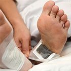 Al risveglio rimuovi delicatamente i cerotti dalle piante dei piedi.