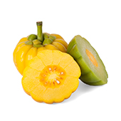 Due frutti gialli con garcinia con steli verdi un frutto tagliato a metà Due frutti gialli con garcinia con steli verdi un frutto tagliato a metà