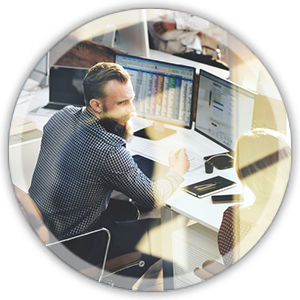 uomo al computer che lavora in un ufficio sullo sfondo uomo al computer che lavora in un ufficio sullo sfondo