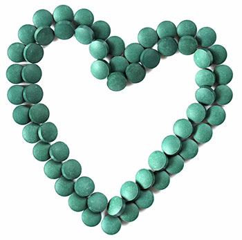 Pillole Di Clorella Verde Organizzate A Forma Di Cuore Pillole Di Clorella Verde Organizzate A Forma Di Cuore
