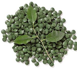 capsule di clorella verde da alga clorella pura su sfondo bianco