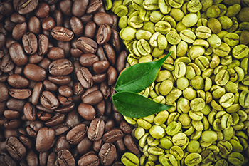 chicchi di caffè verde e chicchi di caffè arabica marroni a confronto