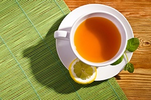 infuso caldo al limone visto dall'alto su tovaglietta verde