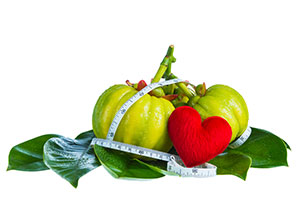 3 frutti verdi garcinia cambogia a forma di zucca e un cuore