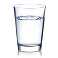 bicchiere di vetro pieno di acqua su sfondo bianco