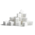 pila di cubetti di zucchero insieme su uno sfondo bianco