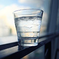 bicchiere d'acqua per mostrare cosa bere per prevenire le malattie