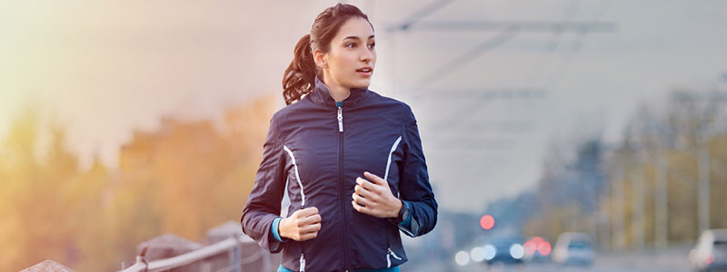 immagine di una donna che corre sul lato della strada per mostrare un paragrafo in movimento