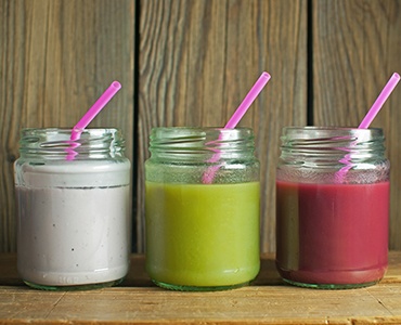 smoothies coloranti viola verde e banana salutari e freschi