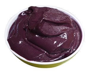 ciotola di estratto cremoso di bacche di bacche di acai violaceo