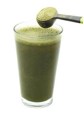 cucchiaio di spirulina mixato in liquido di acqua o frullato verde