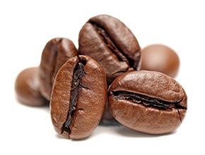 chicchi di caffè freschi su sfondo bianco per estratto di caffè verde