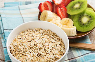 cereali oats per colazione con frutta fresca e latte da aggiungere