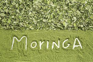 moringa scritta bianca su polvere di moringa verde