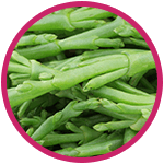 verdure verdi ammucchiate l'una sull'altra circondate da un cerchio rosa verdure verdi ammucchiate l'una sull'altra circondate da un cerchio rosa