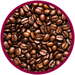 mucchio di chicchi di caffè marrone con luce dall'alto e circondato da un cerchio rosa mucchio di chicchi di caffè marrone con luce dall'alto e circondato da un cerchio rosa