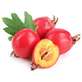 Quattro frutti esotici rossastri con foglie verdi. Uno dei frutti viene tagliato a metà Quattro frutti esotici rossastri con foglie verdi. Uno dei frutti viene tagliato a metà