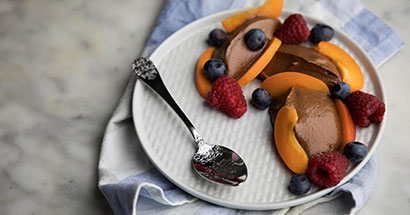 Mousse di cioccolato all'acqua con frutta fresca