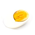 uovo sodo tagliato a metà su uno sfondo bianco - cibo ricco di proteine