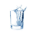 Tazza di vetro con ghiaccio e acqua che passano un fondo bianco