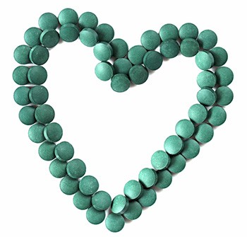 cuore con alga spirulina polvere cosa serve benefici e grafica