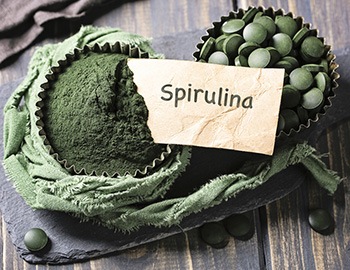 capsule e polvere da alga spirulina cosa serve benefici e grafica