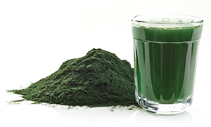 bicchiere con frullato a base di spirulina e polvere verde di spirulina