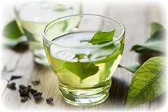 infuso di foglie di te verde in liquido giallo un tazza trasparente