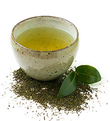 polvere di green tea te verde in ciotola di vetro su tovaglietta verde