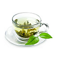 tazza trasparente di tè verde spezie e foglie su sfondo bianco