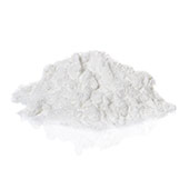 mucchio di polvere bianca per capsule su sfondo bianco