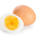 uovo sodo aperto a metà e uovo con guscio su sfondo bianco
