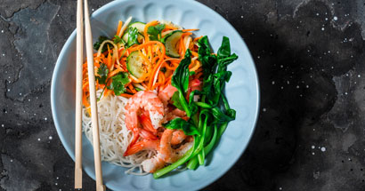 Insalata arcobaleno di spaghetti Shirataki e gamberetti