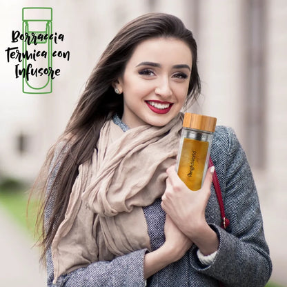 Ragazza con borraccia termica con infusore WeightWorld